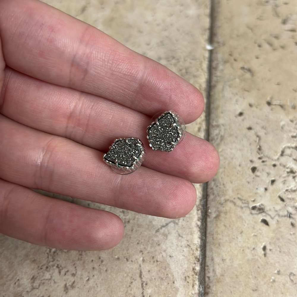 Kendra Scott Tessa studs in silver and platinum drusy